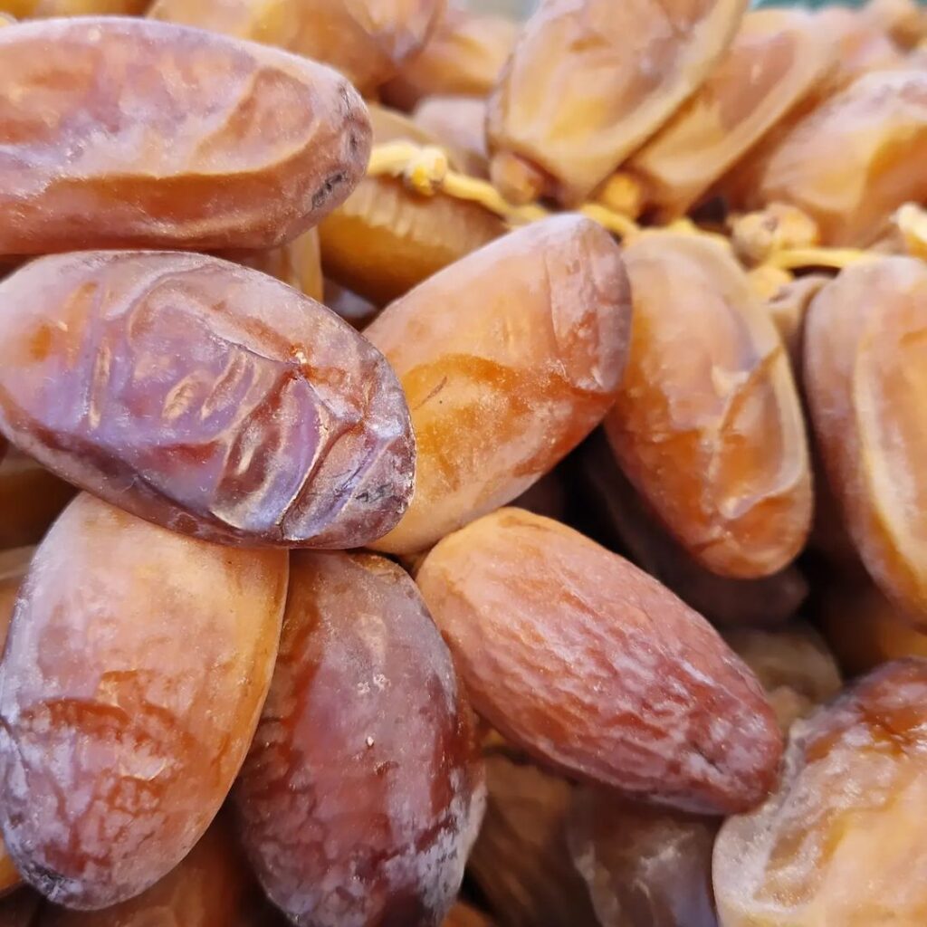 Description: Discover the nutritional power of Deglet Nour dates and why you should include them in your diet. Learn about their health benefits, rich fiber content, vitamins, minerals, natural energy boost, antioxidant properties, weight management support, versatility in culinary use, and their sustainable cultivation practices.